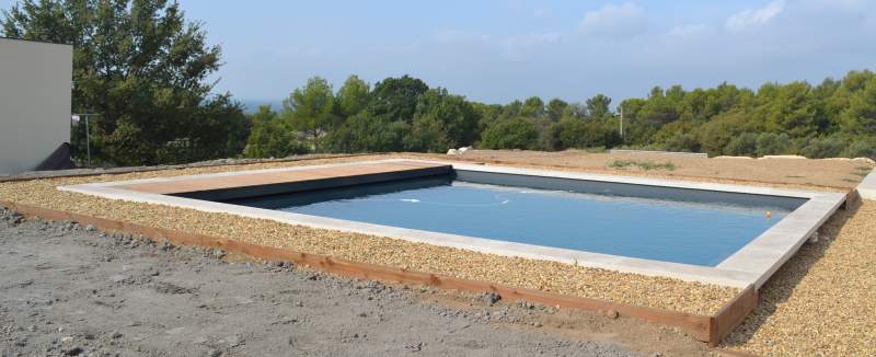Piscine maçonnerie traditionnelle avec plage en graviers sur l'isle sur la sorgue